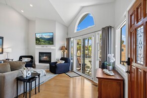 Smart TV, fireplace, table football, books - Luxury Ocean View Townhouse Steps to Sandy Beach (Oceanside)