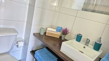 Hiustenkuivaaja, pyyhkeet, saippua, sampoo