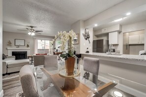 Interior - 25% off 1st Flr Fully Upgraded 1BD DFW South - Irving I006 (Irving)