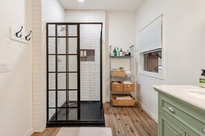 Regadera, amenidades de baño ecológicas, secadora de cabello, toallas 