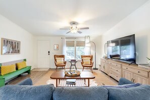 Smart TV, video games, books, music library - Gated River Access at Blanco River,  Big Cottage in Wimberley - 9 min to Square (Wimberley)