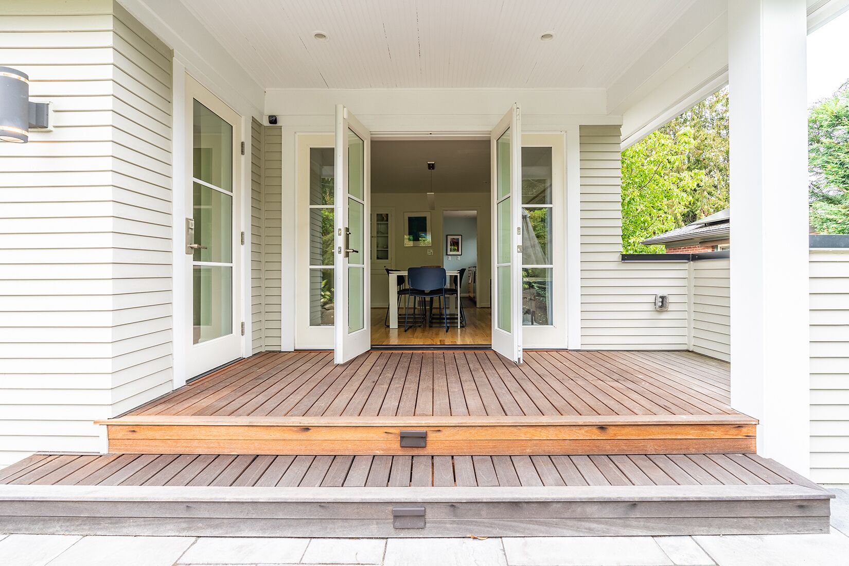 屋外ダイニングエリア