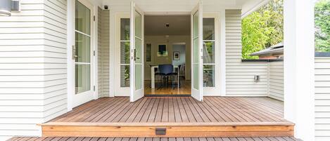 屋外ダイニングエリア