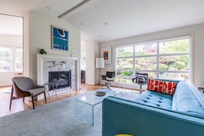 Smart-TV, peis og bøker