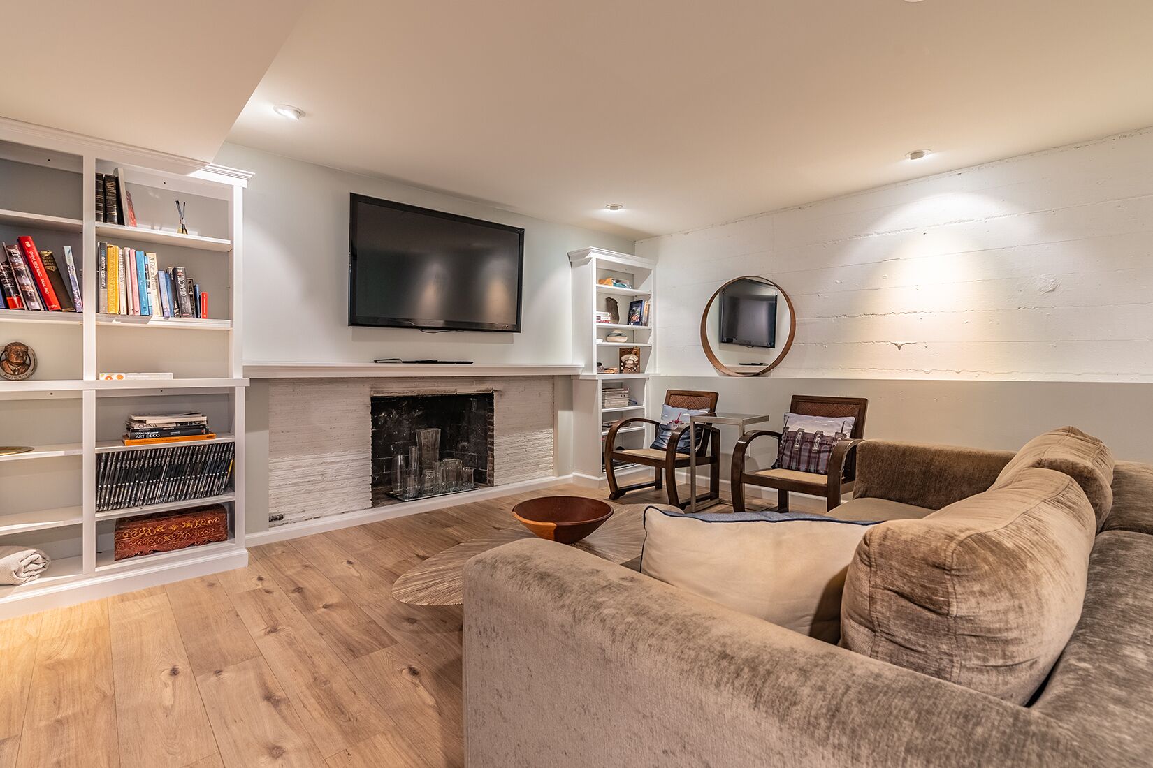 スマートテレビ、暖炉、書庫