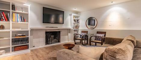 スマートテレビ、暖炉、書庫