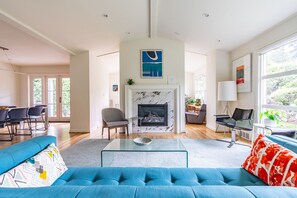 Smart-TV, peis og bøker