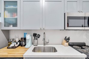 Kühlschrank, Mikrowelle, Ofen, Herdplatte