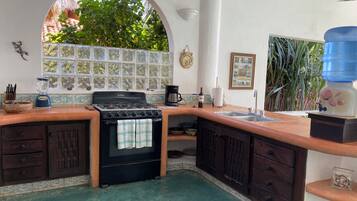 Een oven, een kookplaat, een koffiezetapparaat/waterkoker