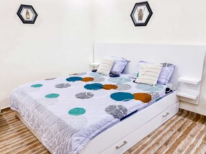 2 bedrooms, iron/ironing board, WiFi