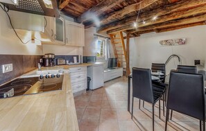 Kühlschrank, Mikrowelle, Ofen, Wasserkocher mit Kaffee-/Teezubehör
