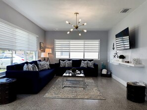 Living area - Peaceful Beach Oasis Golf Course View Parking (Hollywood)