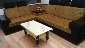 Ein modulares Sofa mit einem kleinen Tisch davor.