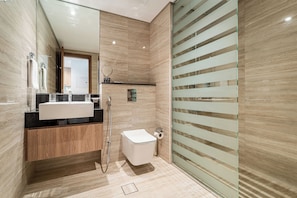 Sèche-cheveux, bidet, serviettes fournies, savon