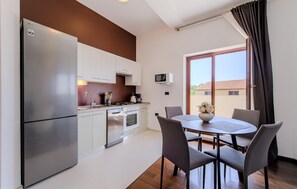 Fridge, oven, stovetop, dishwasher