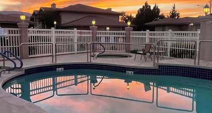 Charming & quiet 2-bedroom condo in gated community w pool, hot tub & gym!