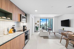 Réfrigérateur, micro-ondes, four, lave-vaisselle