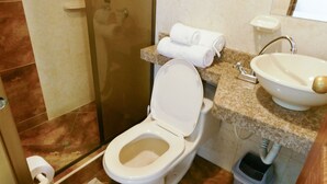 A bathroom with a toilet, sink, and shower. - BogoRooms Héroes  (Bogotá)