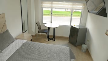 Habitación doble, vista a la ciudad | Escritorio y espacio para trabajar con laptop
