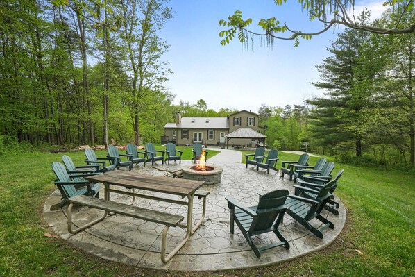 Outdoor dining - Walnut Hill Lodge | Luxury Lodge (Logan)