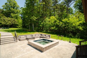 Outdoor spa tub - Walnut Hill Lodge | Hocking Hills Luxury, Hot Tub (Logan)
