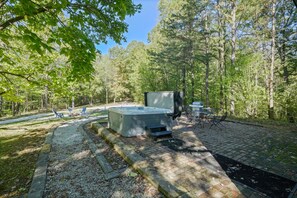 Outdoor spa tub - Hidden Cave Cabin | Hocking Hills, Cave & Pond (Rockbridge)