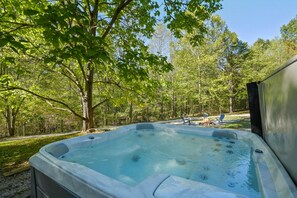 Outdoor spa tub - Hidden Cave Cabin | Hocking Hills, Cave & Pond (Rockbridge)