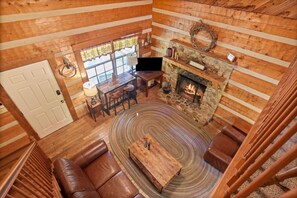 Télévision, cheminée, lecteur de DVD, livres