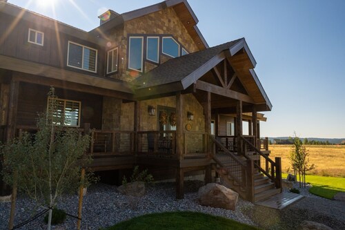 All-Season Luxury MTN Retreat @ Lake w/ Hot Tub, Sauna & Near Hiking Trails, YNP