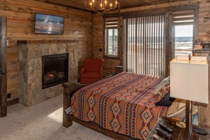7 bedrooms, desk, iron/ironing board, travel cot - All-Season Luxury MTN Retreat @ Lake w/ Hot Tub, Sauna & Near Hiking Trails, YNP (Island Park)