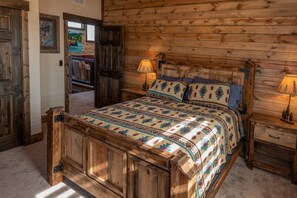 7 chambres, bureau, fer et planche à repasser, lit de bébé portatif