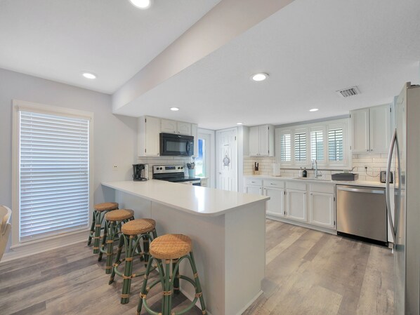 Fridge, microwave, oven, stovetop - Beachfront Paradise (St. Augustine)