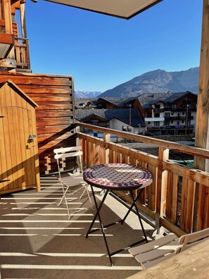 Outdoor dining - APARTMENT PARC DES AIRELLES 110 (LES ORRES 1800)