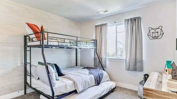 4 Schlafzimmer, Reisekinderbett, WLAN, Bettwäsche