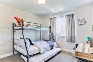 4 quartos, berço de viagem, Wi-Fi, roupa de cama