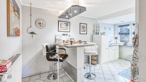 A modern kitchen with a central island, bar stools, and a dining area. - Amazing apartment in Höhndorf with WiFi (Höhndorf)