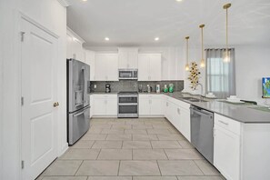 Fridge, microwave, oven, stovetop - Storey Lake Home W/ Game Room,Pool and near Disney (Kissimmee)