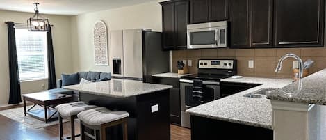 Refrigerador, microondas, horno, placa de cocina