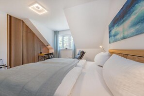 2 bedrooms, desk, iron/ironing board, WiFi