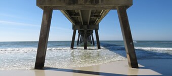 Mermaid Cottage: Themed house! 5 mi. from pier, 3br, grill, deck, bunk bed