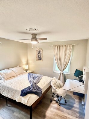 3 Schlafzimmer, Schreibtisch, Bügeleisen/Bügelbrett, Reisekinderbett