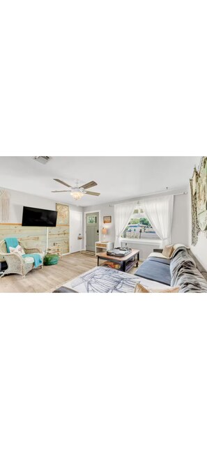 Smart TV, video games, DVD player, books - Mermaid Cottage: Themed house! 5 mi. from pier, 3br, grill, deck, bunk bed (Fort Walton Beach)