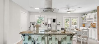 Mermaid Cottage: 5 mi. from beach, fully stocked 3br, grill, deck, bunk bed