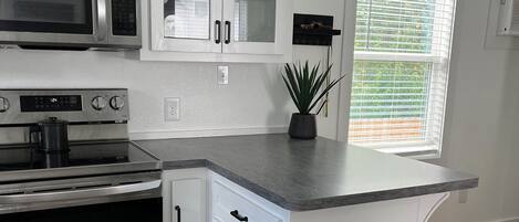 Frigorifero, microonde, forno, piano cottura