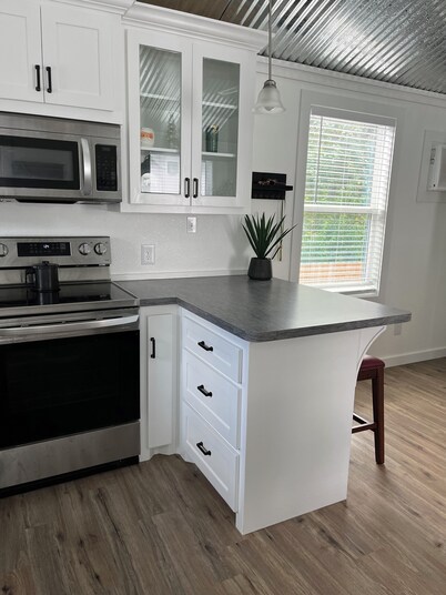 Cozy cabin with WiFi and AC in brilliant Brazoria