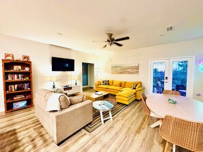 Smart TV, libri, monitor per computer