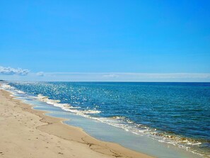 Una spiaggia nelle vicinanze, lettini da mare, teli da spiaggia