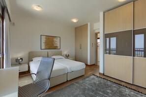 5 Schlafzimmer, Bügeleisen/Bügelbrett, Internetzugang, Bettwäsche