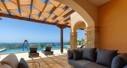 A Paradise of Luxury and Endless Sea Views