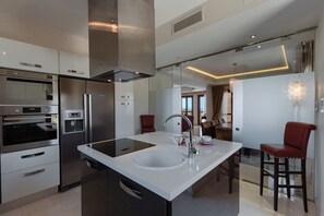 Køleskab, mikrobølgeovn, ovn, kogeplade